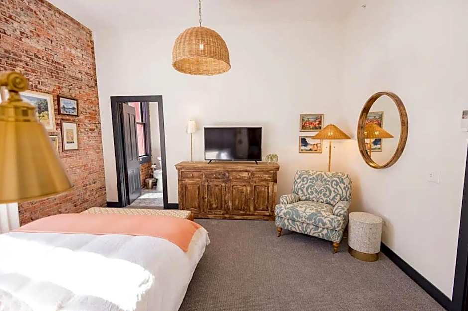 Speakeasy Queen Suite (Rm 3)
