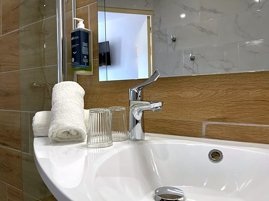 Brit Hotel Acacias