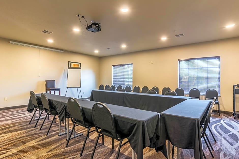 Cobblestone Hotel & Suites - Torrington