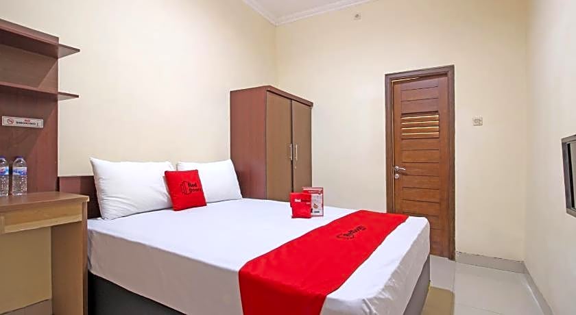 RedDoorz near Hartono Mall 3