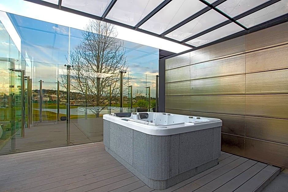 Suryaa Hotel Pinhais, Curio Collection by Hilton