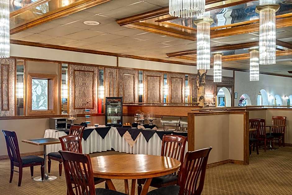 Ramada by Wyndham Thunder Bay Airlane Hotel