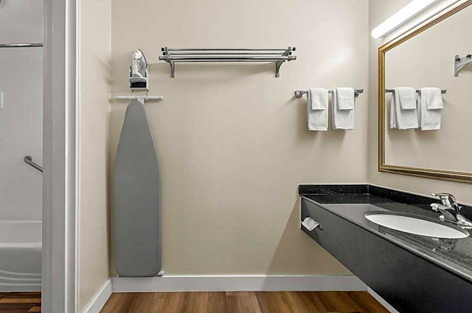 Quality Inn Airport - Cruise Port