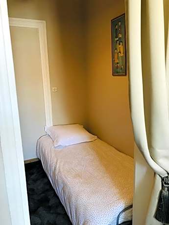 Deluxe Room (2 Adults + 1 Child)