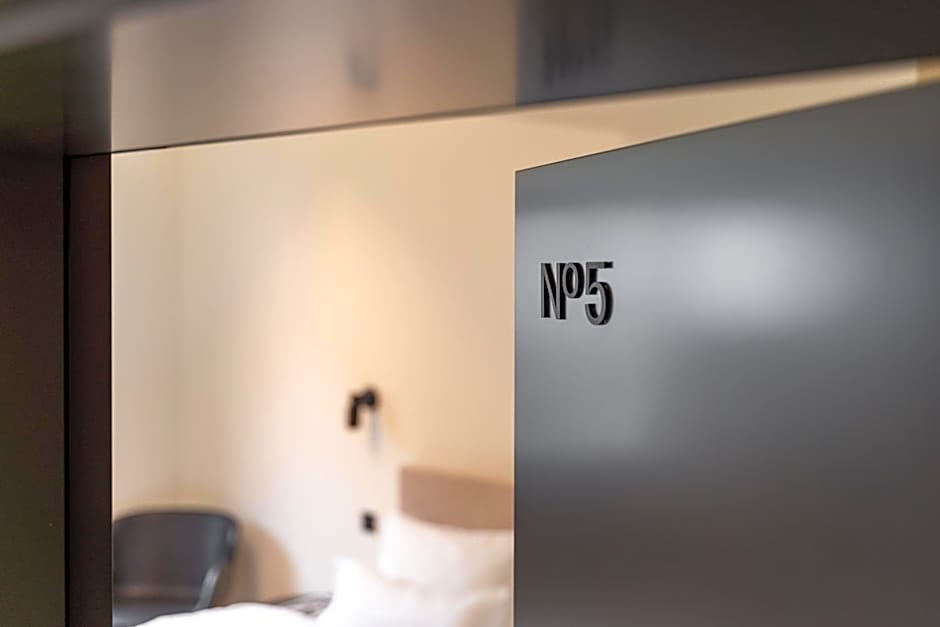 THE ADAMS - Self Check In Hotel