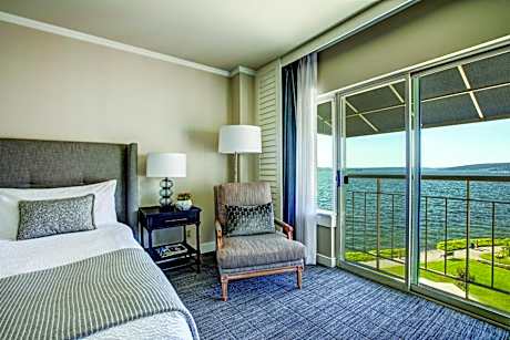 Standard King Room with Lake View