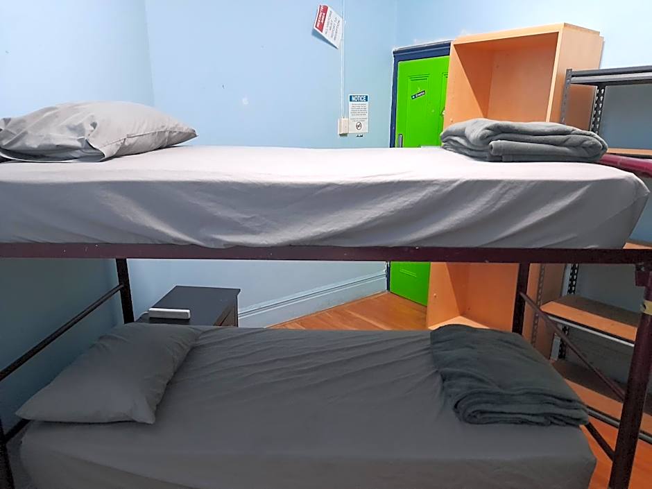 Ozi Inn Backpackers - Perth -Valid International Passport Required