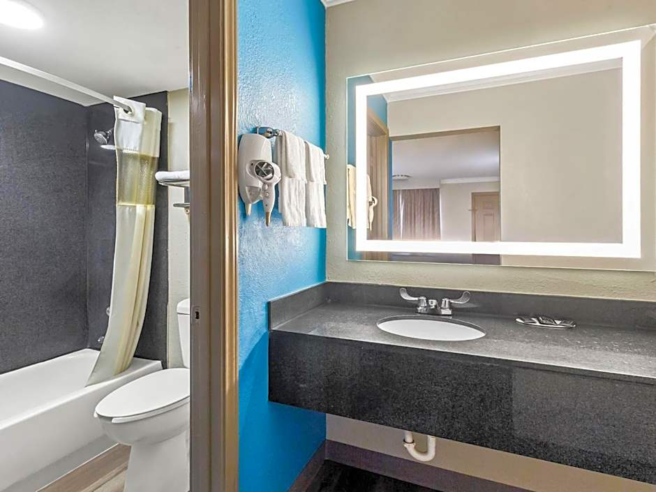 Days Inn by Wyndham Houston East