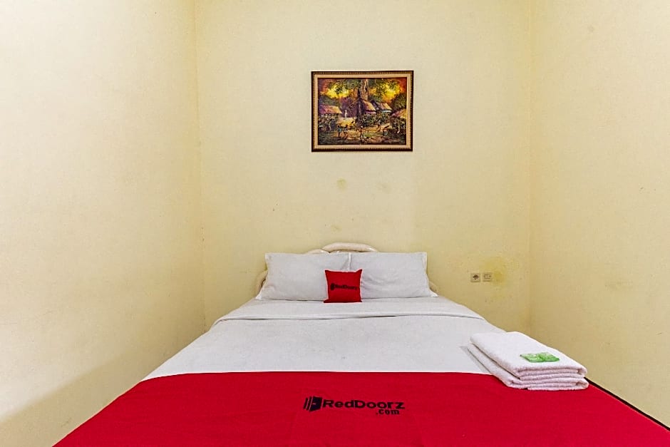 RedDoorz @ Kings Hotel near CSB Mall