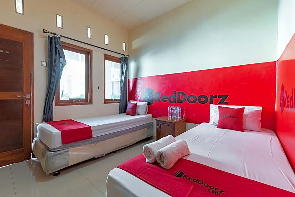 RedDoorz near Pasar Pagi 2 by Cassana