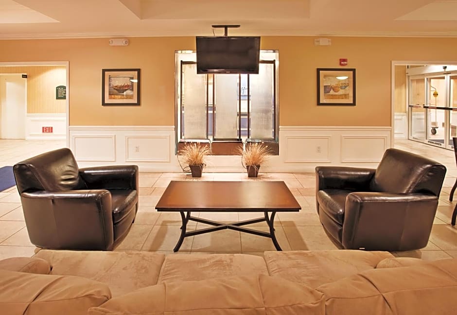 Holiday Inn Express and Suites Wichita Airport By IHG