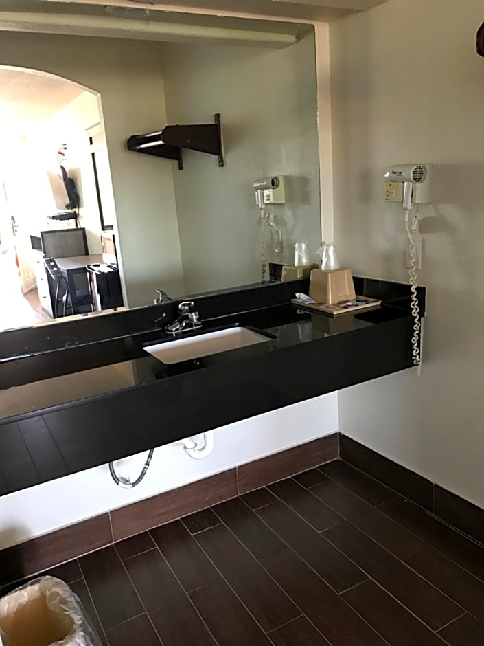 Moonlight Inn & Suites