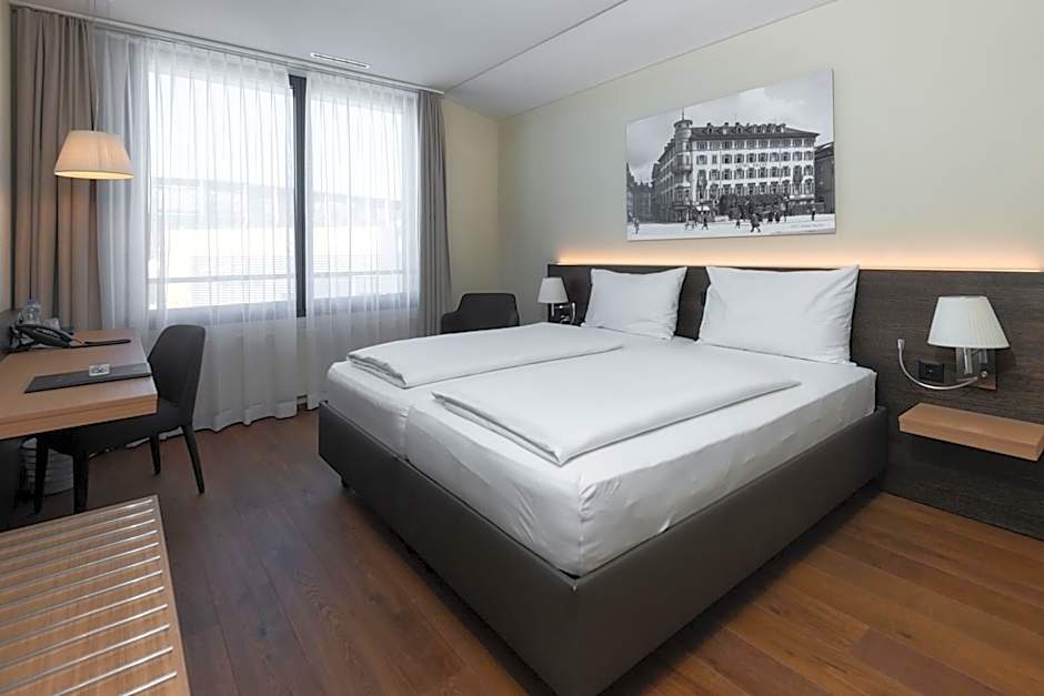 Hotel one66 (free parking garage)