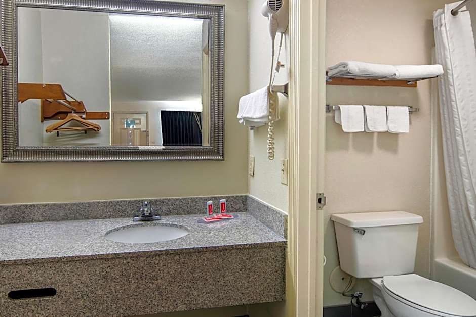 Econo Lodge Inn & Suites