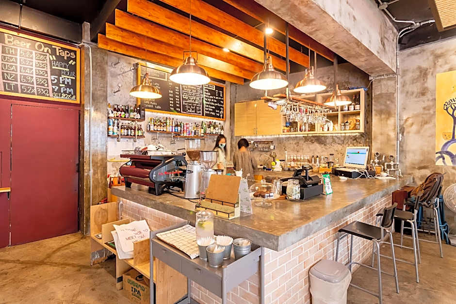 Thonglor travellers' hostel and cafe'