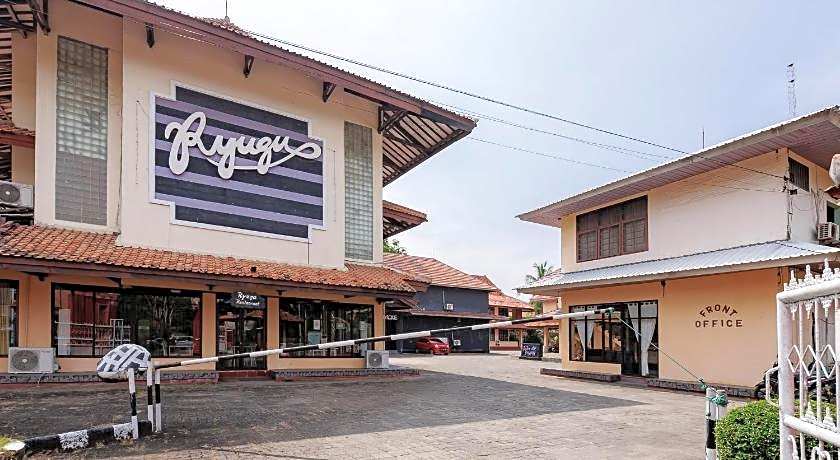 RedDoorz Plus near Tugu Mercusuar Anyer