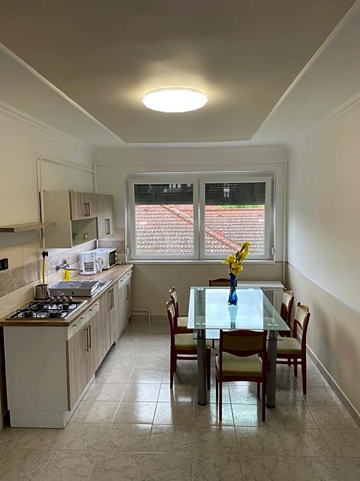 Pingvin Cukrászda Apartman felső szint