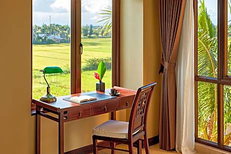 Deluxe Window Queen Bed, Classic Wing 