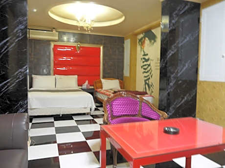 Deluxe King Suite