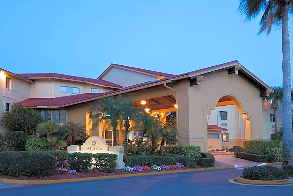La Quinta Inn & Suites by Wyndham St. Pete-Clearwater Airport