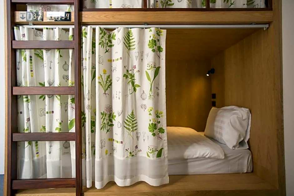 Memmoth Cafe & Hostel in Lampang
