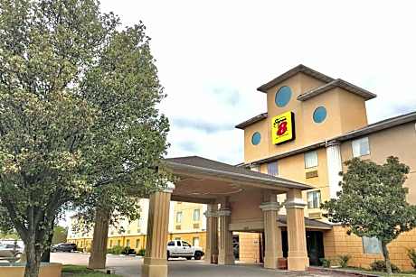 Super 8 by Wyndham Temple I-35