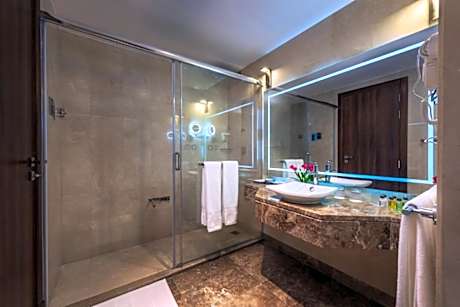 Honeymoon Suite City View