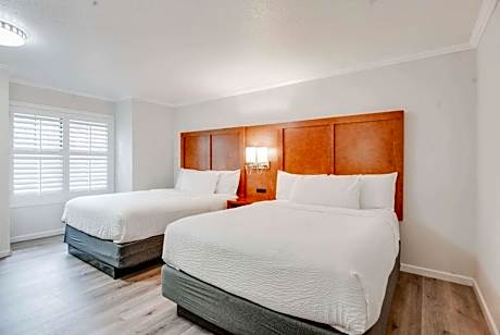 Double Room with Two Double Beds and Bath Tub with Grab Bars - Mobility Access/Non-Smoking