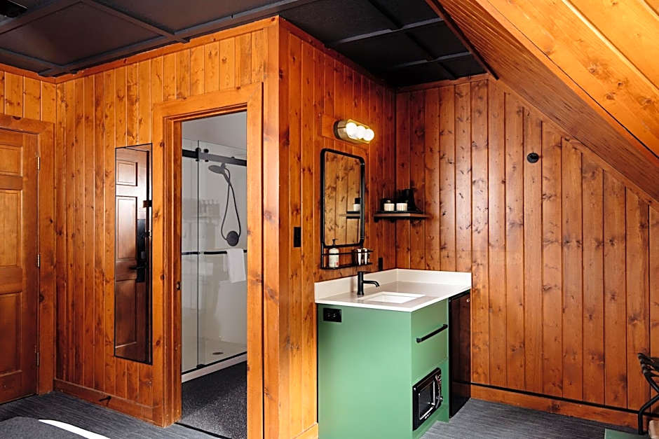 Loge Glacier – Essex, MT