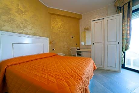 Double or Twin Room with Sea View