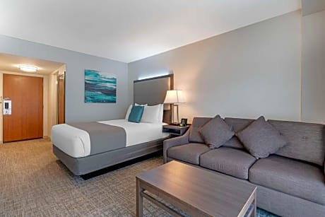 Business Queen Suite with separate living room and Sofa Bed - Non-Smoking