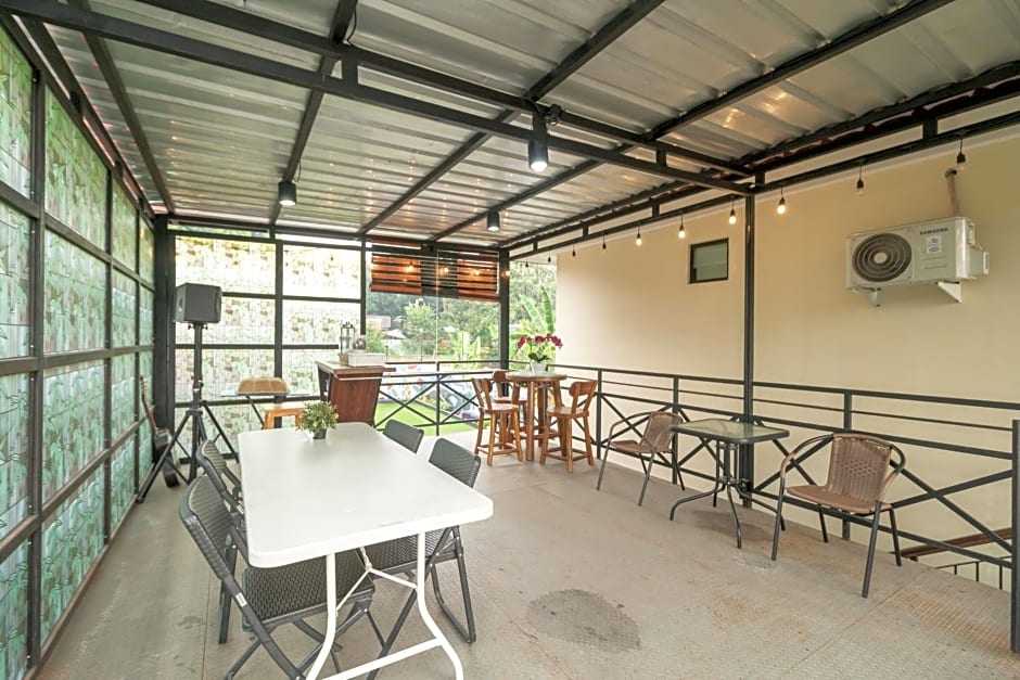 RedDoorz Plus near Jungeland Sentul