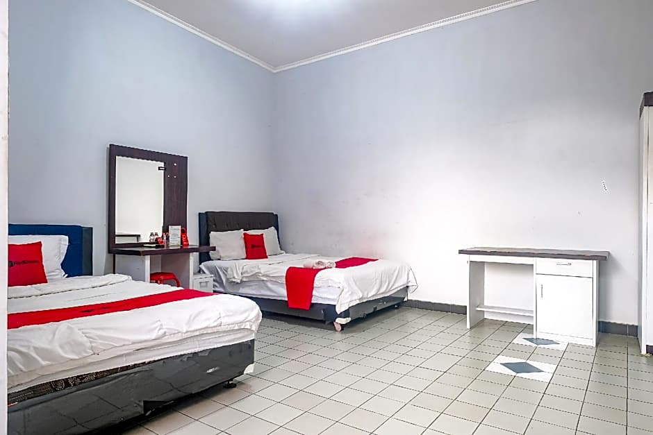 RedDoorz near Batik Tulis Celaket 2