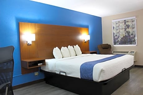 King Room with Bath Tub - Mobility/Hearing Accessible - Non-Smoking