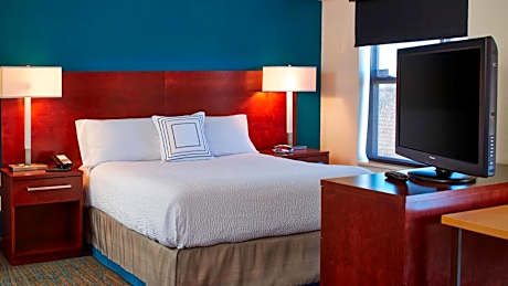 Two-Bedroom Suite with Roll-in Shower - Mobility and Hearing Accessible