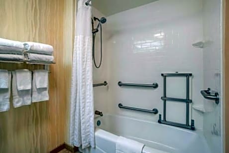 Queen Room with Tub - Accessible/Non-Smoking
