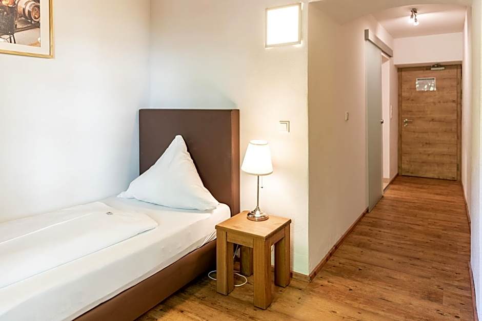 Foto 1 daripada 4 — Single Room with Bathroom
