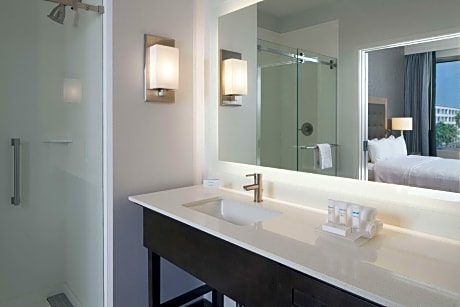 2 Bedroom Suite - 1 King / 2 Doubles Nonsmoke