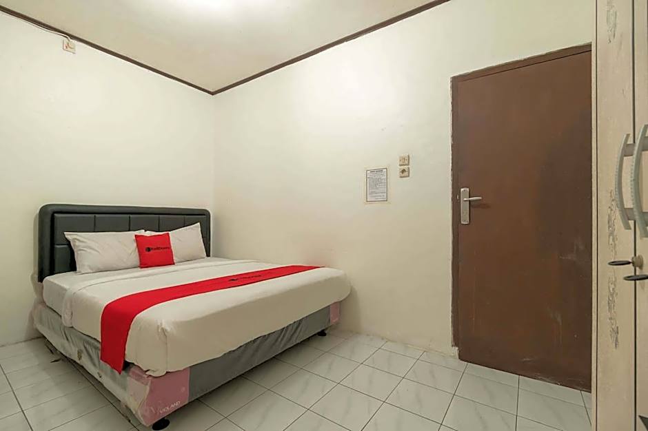 RedDoorz near Pondok Indah Water Park