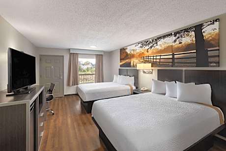 Standard Queen Room with Two Queen Beds - Smoking