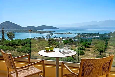 Deluxe Suite with Panoramic Sea View and Shared Pool