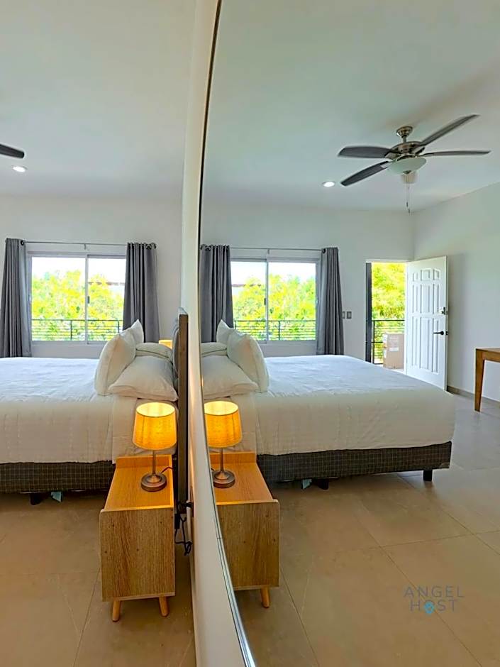 Commercial Zone Studios, Pool, BBQ and Beach 7 Blocks