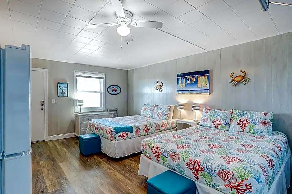 ON ISLAND Ocean View Beachy Studio in Campy 1970s Converted Motel