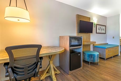 1 King Bed, Non-Smoking, High Speed Internet Access, Microwave And Refrigerator, Full Breakfast