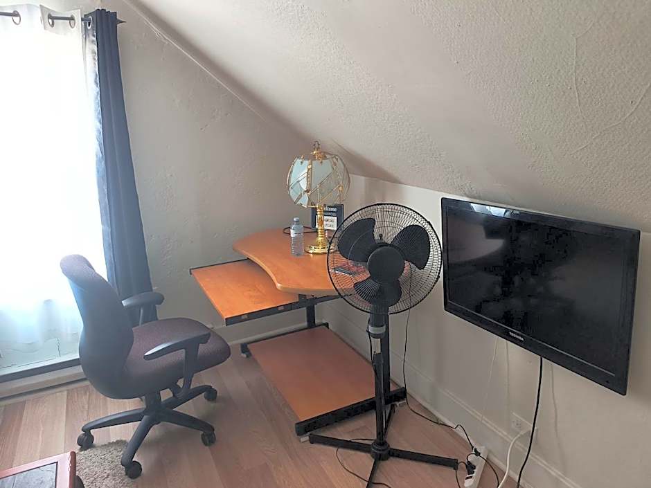 Cozy downtown one bedroom free parking