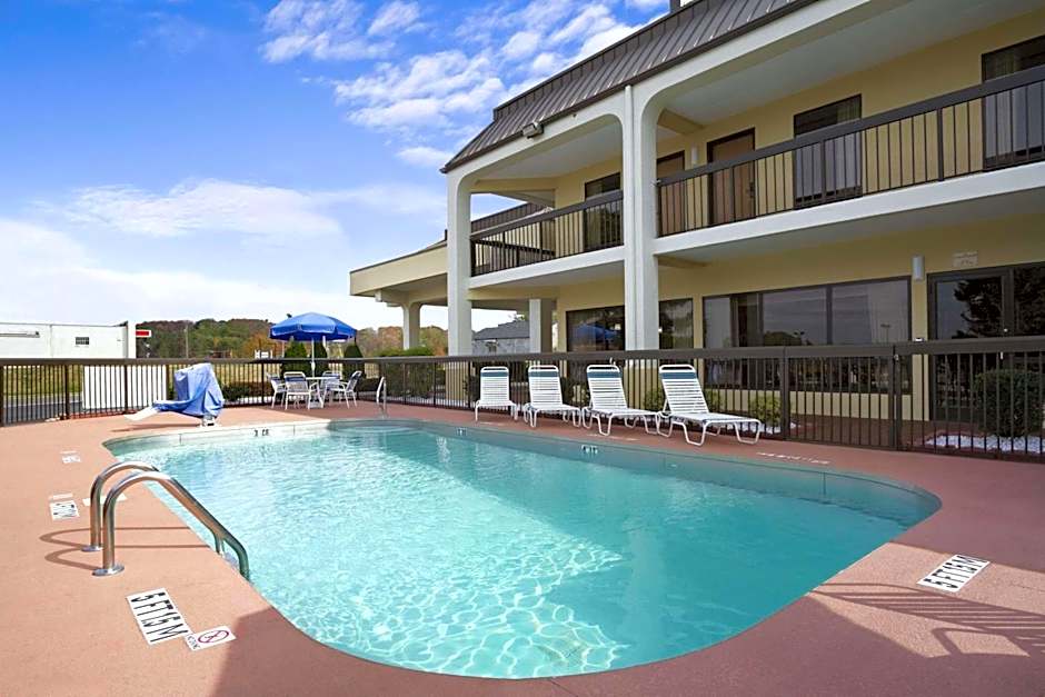 Super 8 by Wyndham Calhoun