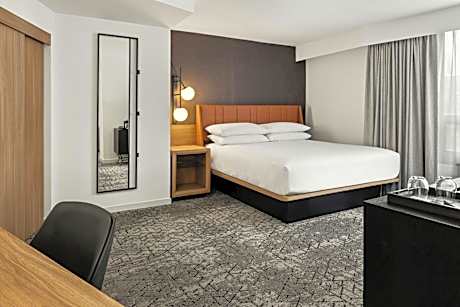 King Suite with Sofa Bed - Club Lounge Access