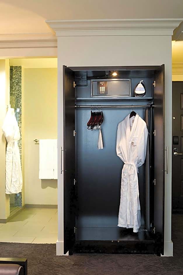 Ambassador Hotel Kansas City, Autograph Collection by Marriott