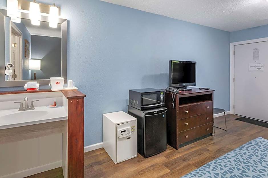 Econo Lodge Inn & Suites Sandusky South