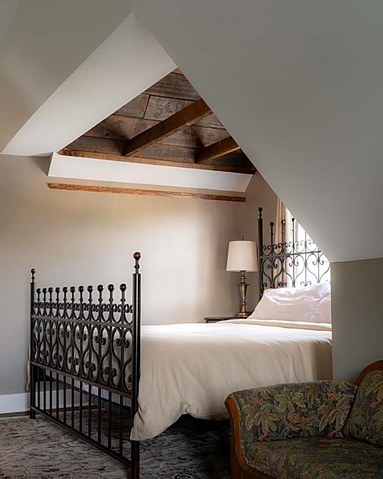 The NuWray Hotel & Carriage House